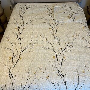 Elegant Cream and Gold Floral Quilt Set